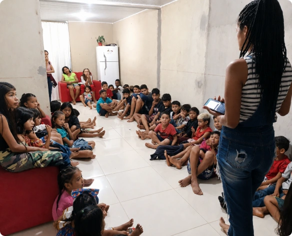 Crianças e adolescentes reunidos para uma atividade do projeto em Maués