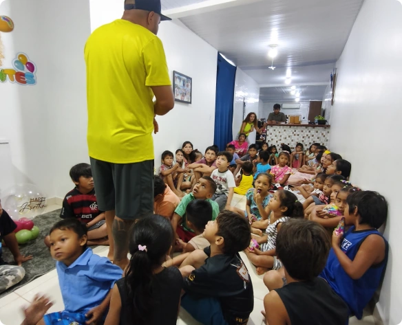 Encontro de orientação cristã com crianças e adolescentes em Maués