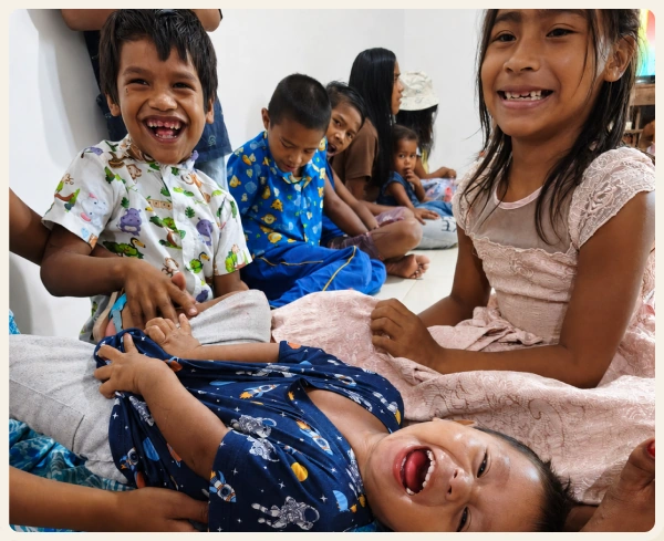Crianças sorrindo e convivendo durante uma atividade do projeto