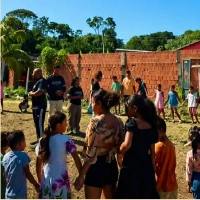 Crianças reunidas no pátio durante uma ação do projeto