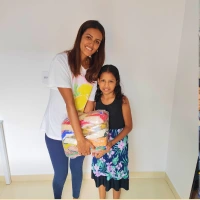 Entrega de um presente a uma criança acompanhada pelo projeto